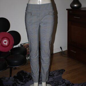 Soho Apparel NWOT Plaid Skinny Pants M White Black Blue Pull On Stretch Rayon Bl